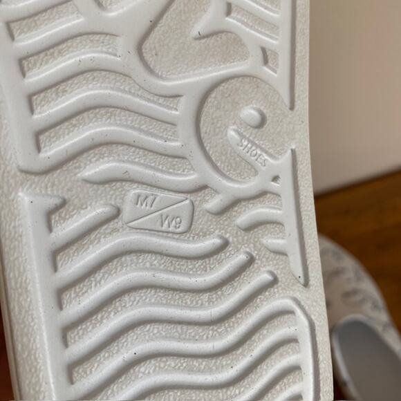 Native Jefferson Slip-on White with Navy Whales Boat Water Shoes - Size 9 - Picture 7 of 8